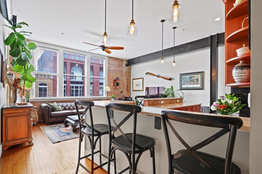 Primary Photo - 122 W Broughton St