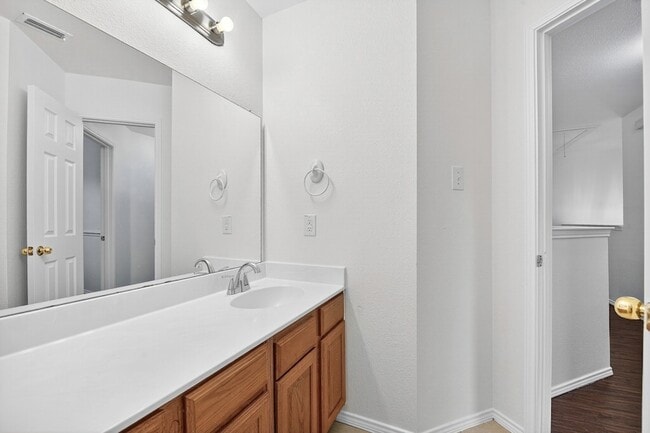 Building Photo - 1006 Hidden Creek Dr