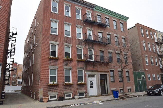 Building Photo - 172 Cottage St