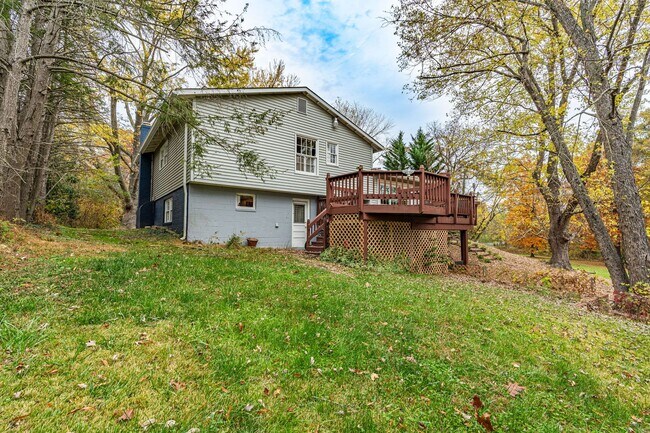 Building Photo - Charming 4 Bed SFH in Alexandria!