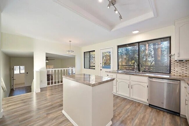 Building Photo - Beautiful 3BR/3BA Home on 1 Acre in Gated ...