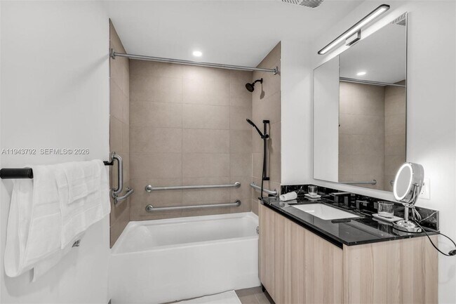 Building Photo - 225 N Miami Ave