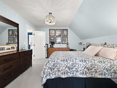 Building Photo - Charming Renovated Home in Sought-After Hu...