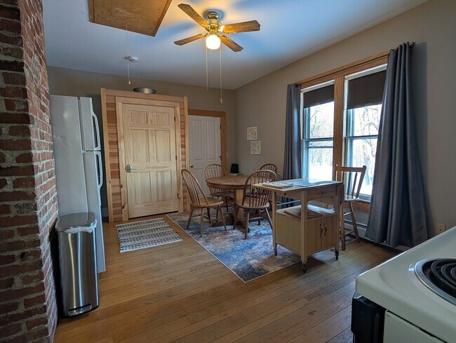 Building Photo - 527 Main St