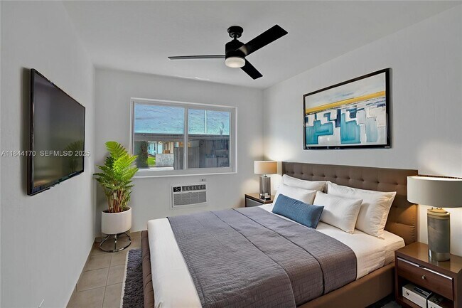 Building Photo - 2160 Bay Dr