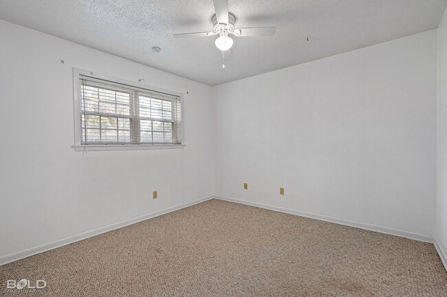 Building Photo - 3 BEDROOM IN SOUTHERN HILLS