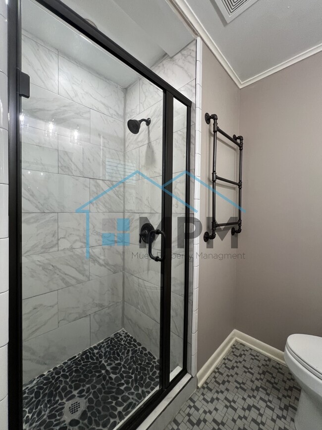 Building Photo - 616 Lakeshore Dr