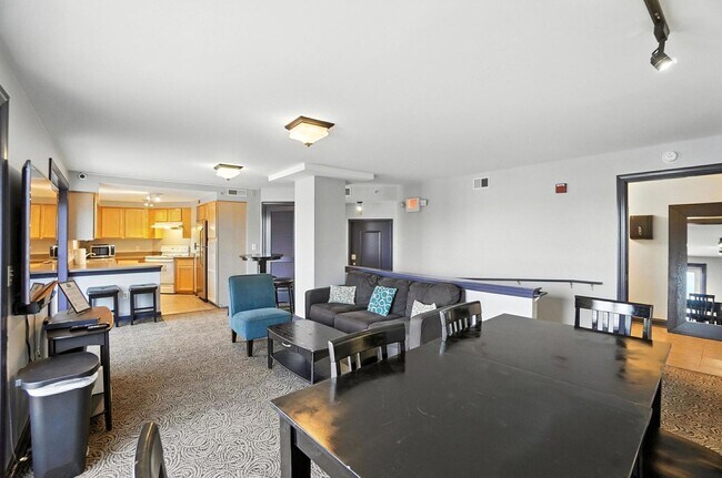 Building Photo - Uptown Condo!