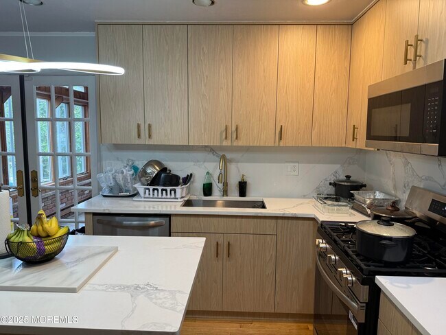 Building Photo - 241 Cliftwood Rd
