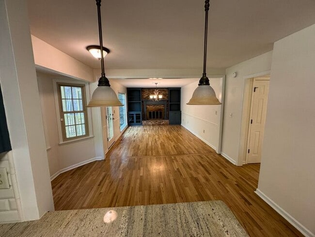 Building Photo - Fenced yard!