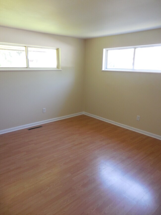 Building Photo - Fantastic Three Bedroom/Updated One Bath I...