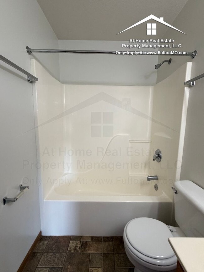 Building Photo - Gates Boulevard 2633–2635 Duplex