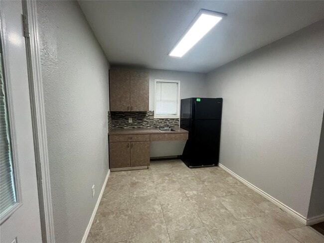 Building Photo - 2402 Fawnwood Ln