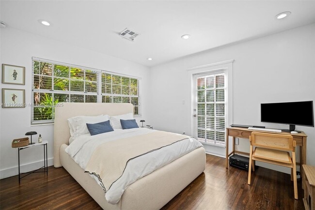 Building Photo - 300 Manor Pl