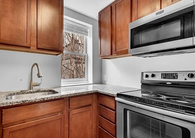 Building Photo - Beautifully Renovated Townhome in Mt. Vernon! Central Air! W/D! Storage! Available Now!