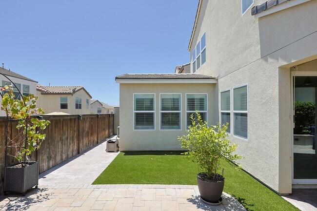 Building Photo - Gorgeous 4 Bedroom and 3 Bath Home in Chula vista/Otay Ranch Area