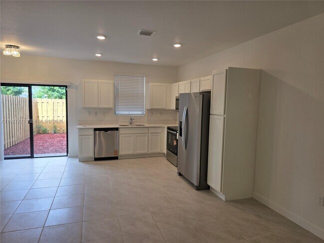 Building Photo - 261 NE 16th St