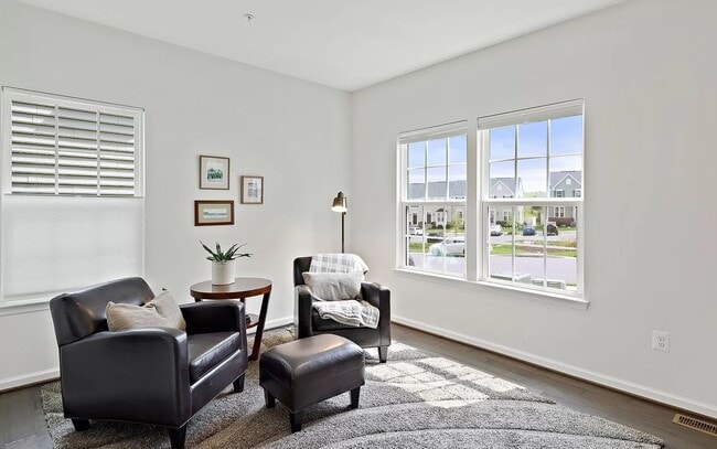 Building Photo - Beautifully maintained SFH in convenient F...