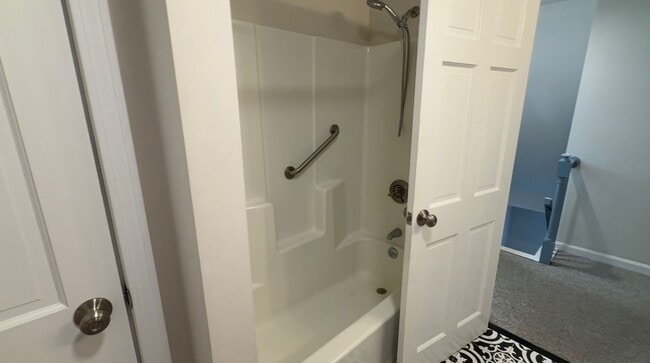 Building Photo - Available Now | 3 Bed, 1.5 Bath Single-Fam...