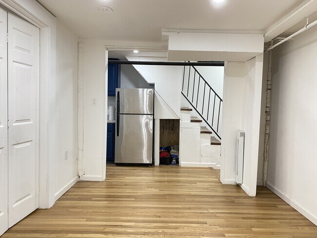 Building Photo - 686 Parker St
