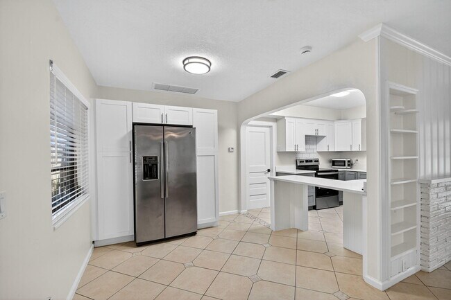 Building Photo - 5009 Spruce Ave