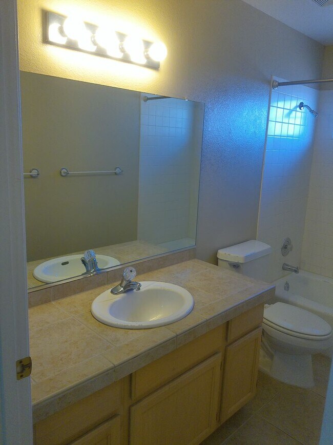 Building Photo - Long Term 3 bedroom 2 bath 3 car