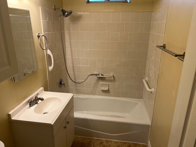 Building Photo - North Bakersfield House