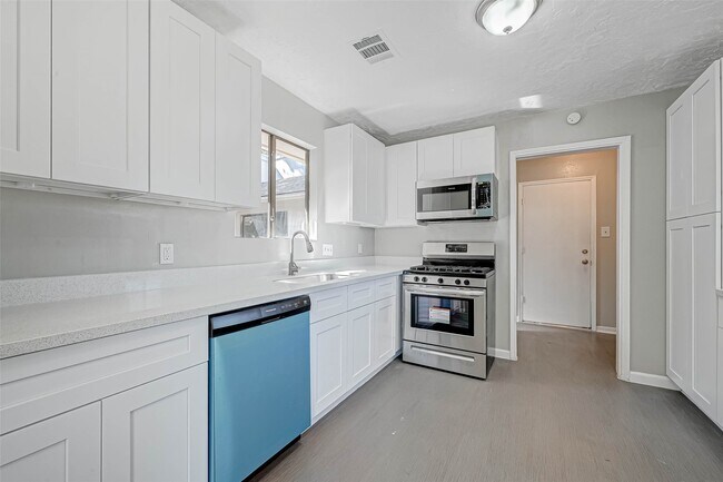 Building Photo - 4302 Wildacres Dr