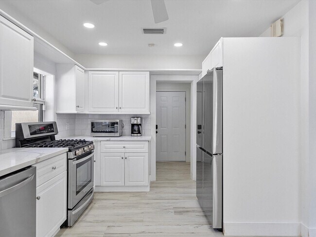 Building Photo - 411 Poinciana Dr