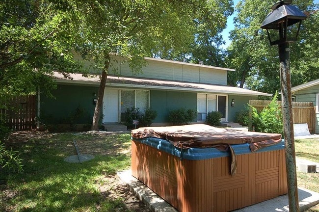 Building Photo - 607 E 43rd St