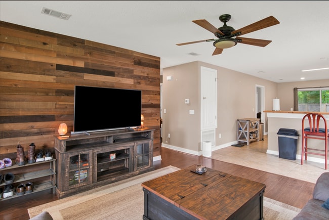 Building Photo - 3 Bed 2 Bath Home in Desired Neighborhood in West Pensacola