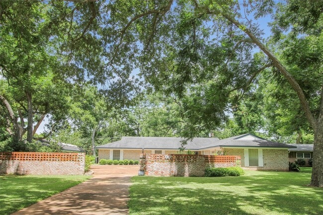 Building Photo - 536 Oak Dr