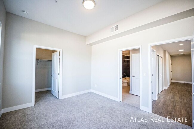 Building Photo - Beautiful 2 Bed 2 Bath Corner Apartment on...