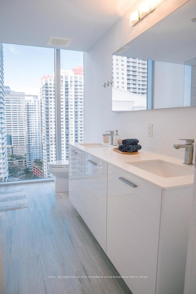 Building Photo - 1300 Brickell Bay Dr