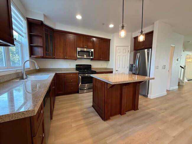 Building Photo - Beautiful and Modern 3 Bedroom 2.5 Bath Townhome in Montecito Vista Area