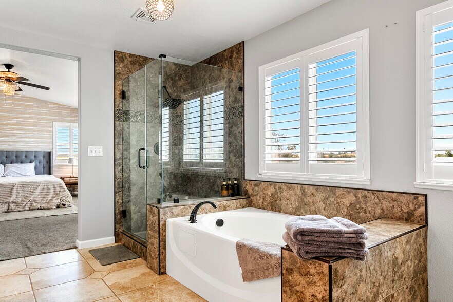 Master Bathroom - 5006 Rowe Dr