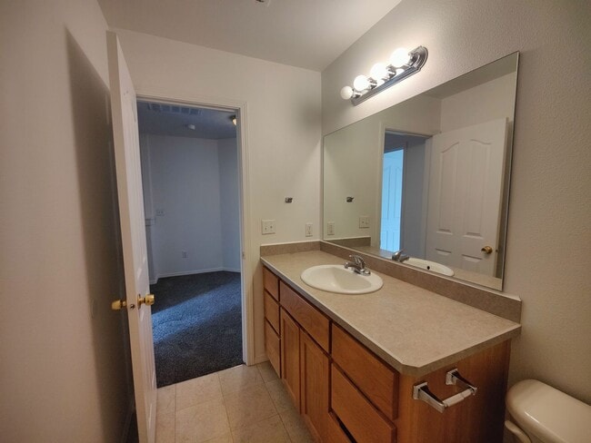 Building Photo - Spacious 3 bedroom 2.5 Bath Townhouse with...