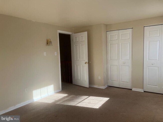 Building Photo - 16 N Pendleton Ct