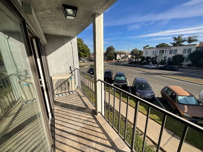 Building Photo - Condo - 2 Bedrooms / 2 Bath - Long Beach