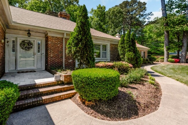 Building Photo - A rare estate-style rental in Thoroughgood