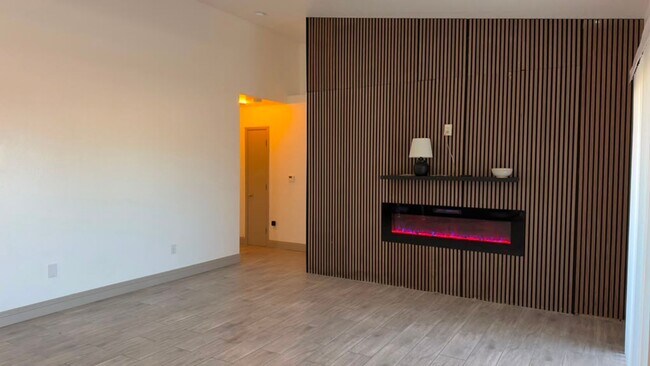 Building Photo - 2050 Los Feliz St
