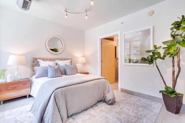Building Photo - Logan Circle Condo | 2 Bed | 2 Bath | 1,000 Sf | 1 Garage Parking Space