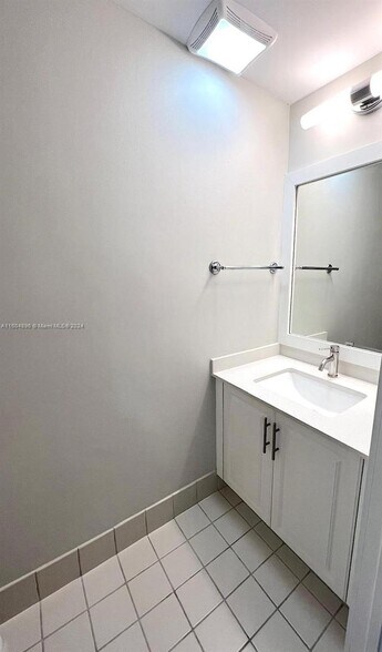 Building Photo - 978 NE 42nd Plz