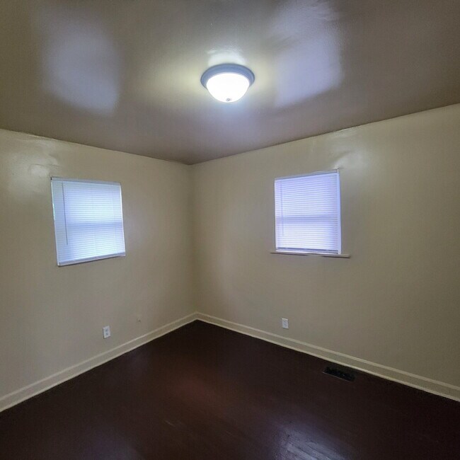 Building Photo - Convenient West Side Location! 3BR/2BA!