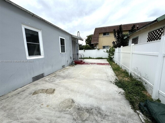 Building Photo - 2309 Van Buren St