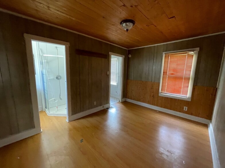 Building Photo - 1764 E Johns Ave