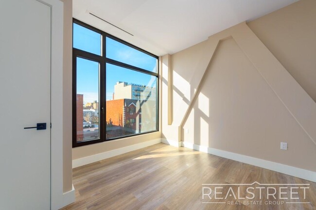 Building Photo - Tilden Avenue
