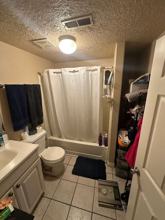 Building Photo - Charming basement apartment