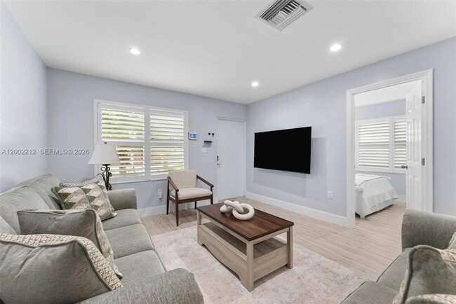 Building Photo - 230 SW 12th Ave