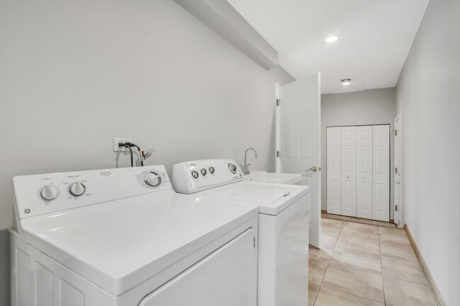 Building Photo - 1206 Lynn Terrace